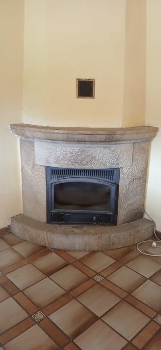 Chimenea de piedra y metal