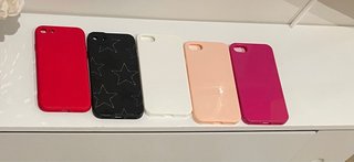 4 carcasas iPhone 8 a 1€ cada una.