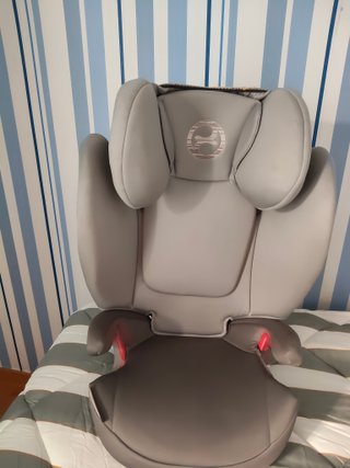 Silla de coche infantil gris