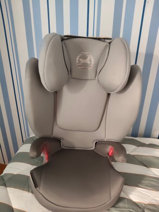 Silla de coche infantil gris