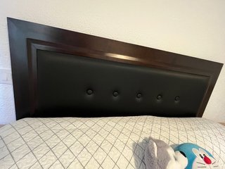 Cabecero elegante de madera y piel