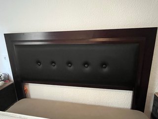 Cabecero elegante de madera y piel