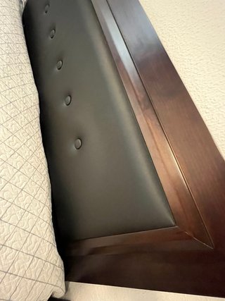 Cabecero elegante de madera y piel