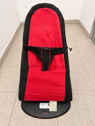 Mecedora bebé BabyBjörn roja y negra