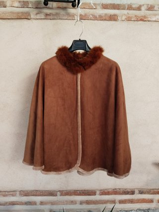 Capa/Poncho marrón con cuello de pelo