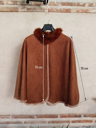 Capa/Poncho marrón con cuello de pelo