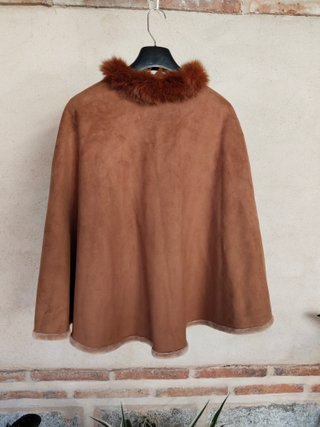 Capa/Poncho marrón con cuello de pelo