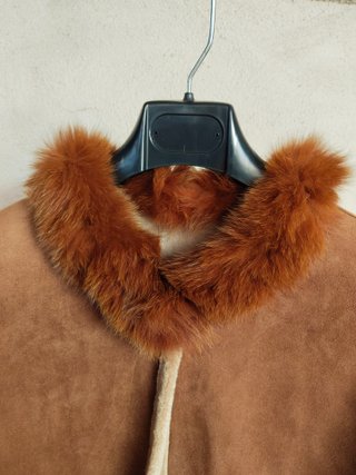 Capa/Poncho marrón con cuello de pelo