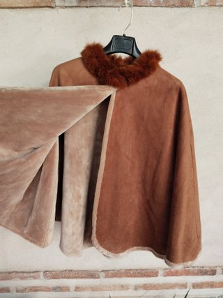 Capa/Poncho marrón con cuello de pelo