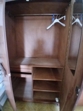 Ropero de madera