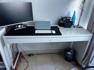 Escritorio blanco con cajones
