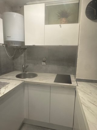 Cocina moderna gris y blanca