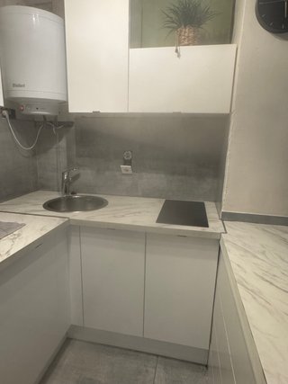 Cocina moderna gris y blanca