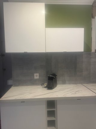 Cocina moderna gris y blanca