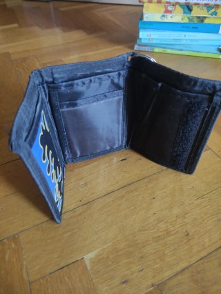 Cartera con llamas azules y llavero