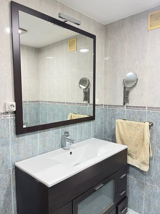 Mueble de baño madera oscura y plata