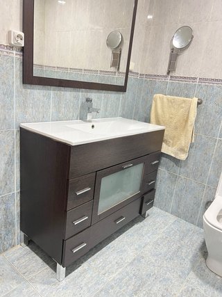 Mueble de baño madera oscura y plata