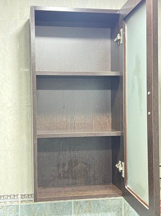 Mueble de baño madera oscura y plata