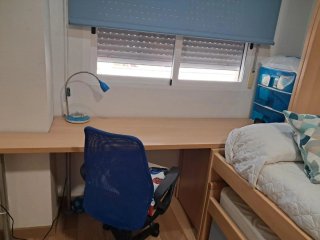 Dormitorio juvenil compacto con puente