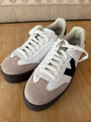 Zapatillas deportivas blancas y beige