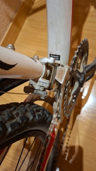 Bicicleta MTB Specialized Blanca y Roja
