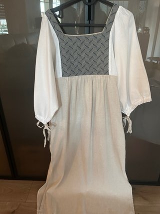 Vestido con canesú bordado
