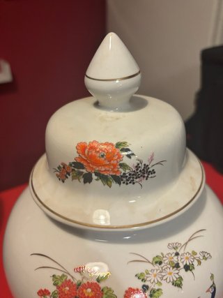Jarrón de porcelana con diseño de pavos reales