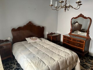 Armario antiguo de madera y conjunto de dormitorio