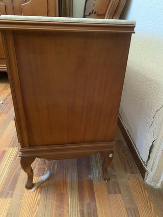 Cómoda de madera con tapa de mármol