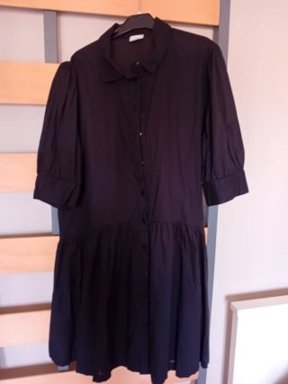 Vestido negro con talle bajo y volante