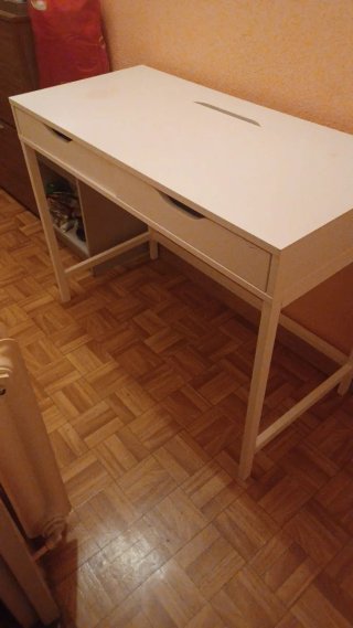 Mesa de estudio blanca y madera