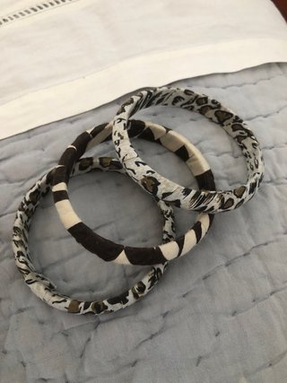 3 Pulseras Rígidas Tela Estampada