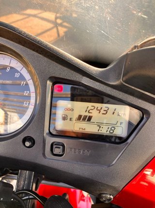 Honda VFR 800 con maletas Givi