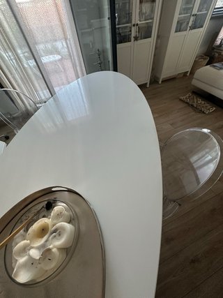 PreciosaMesa comedor ovalada blanca lacada brillo.