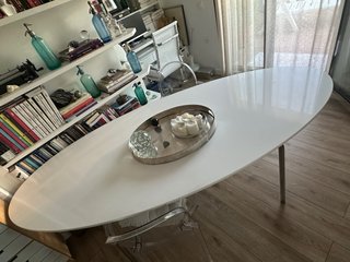 PreciosaMesa comedor ovalada blanca lacada brillo.