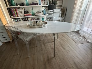 PreciosaMesa comedor ovalada blanca lacada brillo.