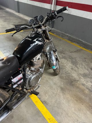 Suzuki GN250 Naked Negra/Plateada