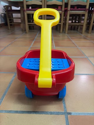 Carrito de juguete rojo y amarillo