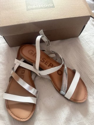 Sandalias Gioseppo Talla 38 Blancas y Plateadas
