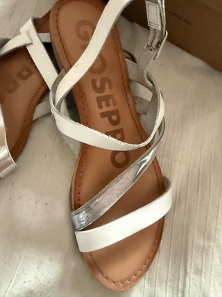 Sandalias Gioseppo Talla 38 Blancas y Plateadas