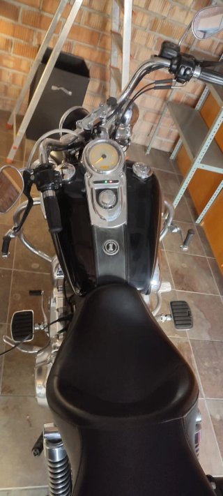 Harley-Davidson Negra Estilo Cruiser