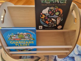 Estantería infantil con ruedas