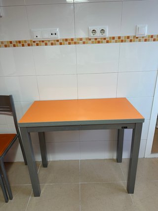 Conjunto mesa y 3 sillas cocina naranja
