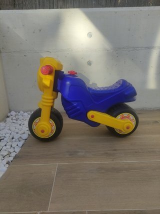 Moto correpasillos Molto azul y amarilla