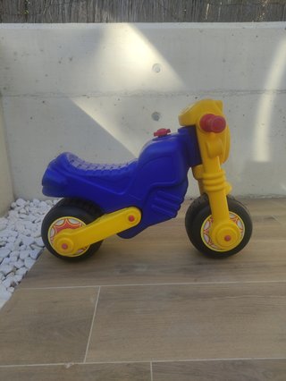 Moto correpasillos Molto azul y amarilla
