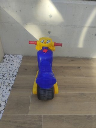 Moto correpasillos Molto azul y amarilla