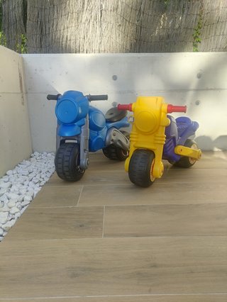 Moto correpasillos Molto azul y amarilla