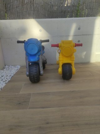 Moto correpasillos Molto azul y amarilla
