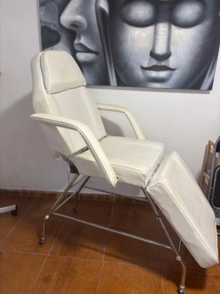 Camilla de estética blanca