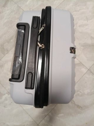 Maleta de cabina gris y blanca